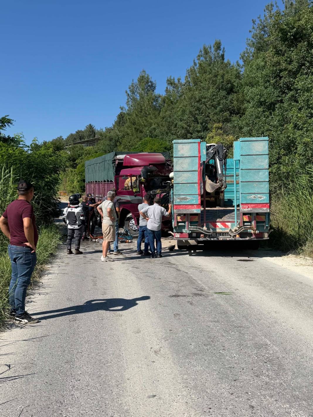 Manisa'da korkunç kaza! Kamyonlar kafa kafaya çarpıştı: Ölü ve yaralılar var 1